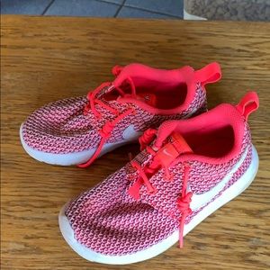 Little girls Nike Roshe bright pink sneakers